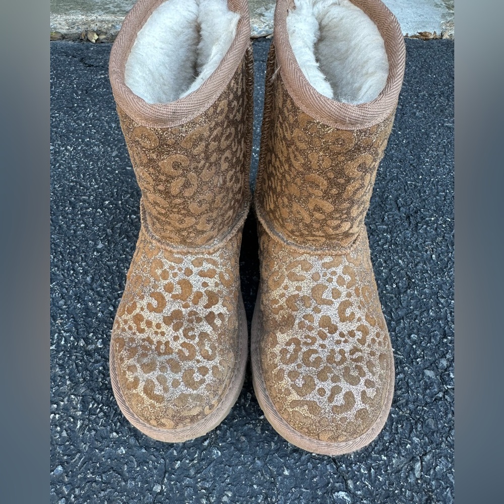Classic II Glitter Leopard Suede Kid's UGG boots